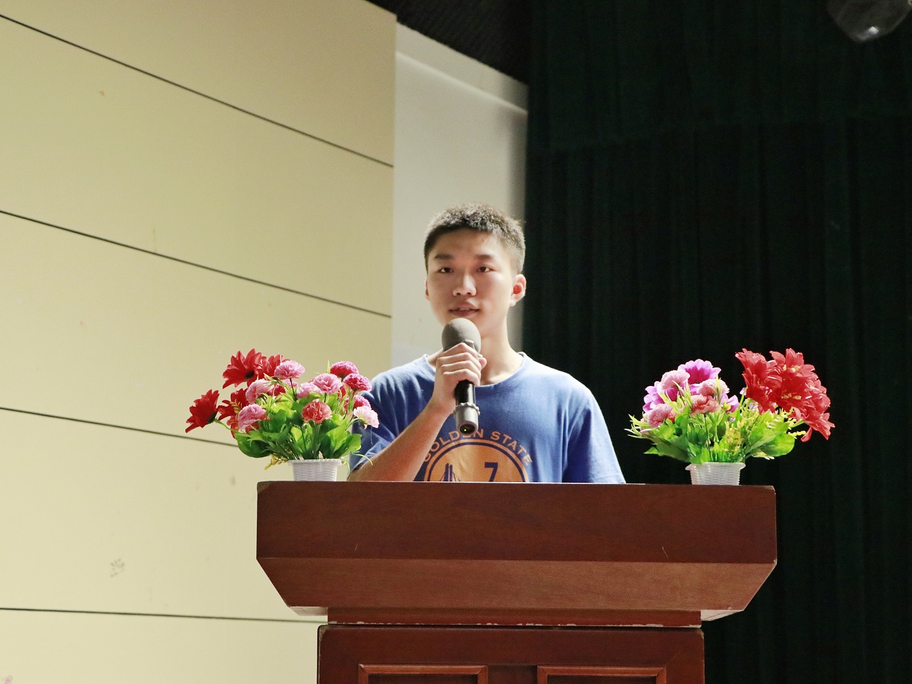 在校生代表物理学2017-02班班长陈志坚同学发言